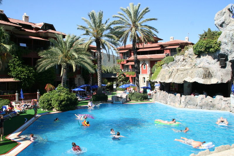 Grand Aquarium Apart İçmeler Buitenkant foto
