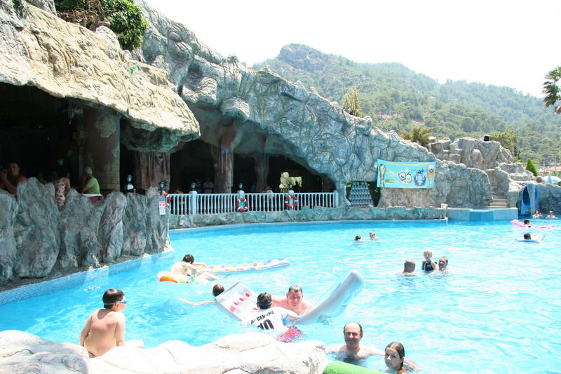 Grand Aquarium Apart İçmeler Buitenkant foto