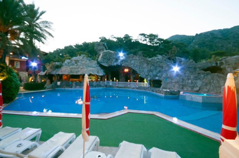 Grand Aquarium Apart İçmeler Buitenkant foto